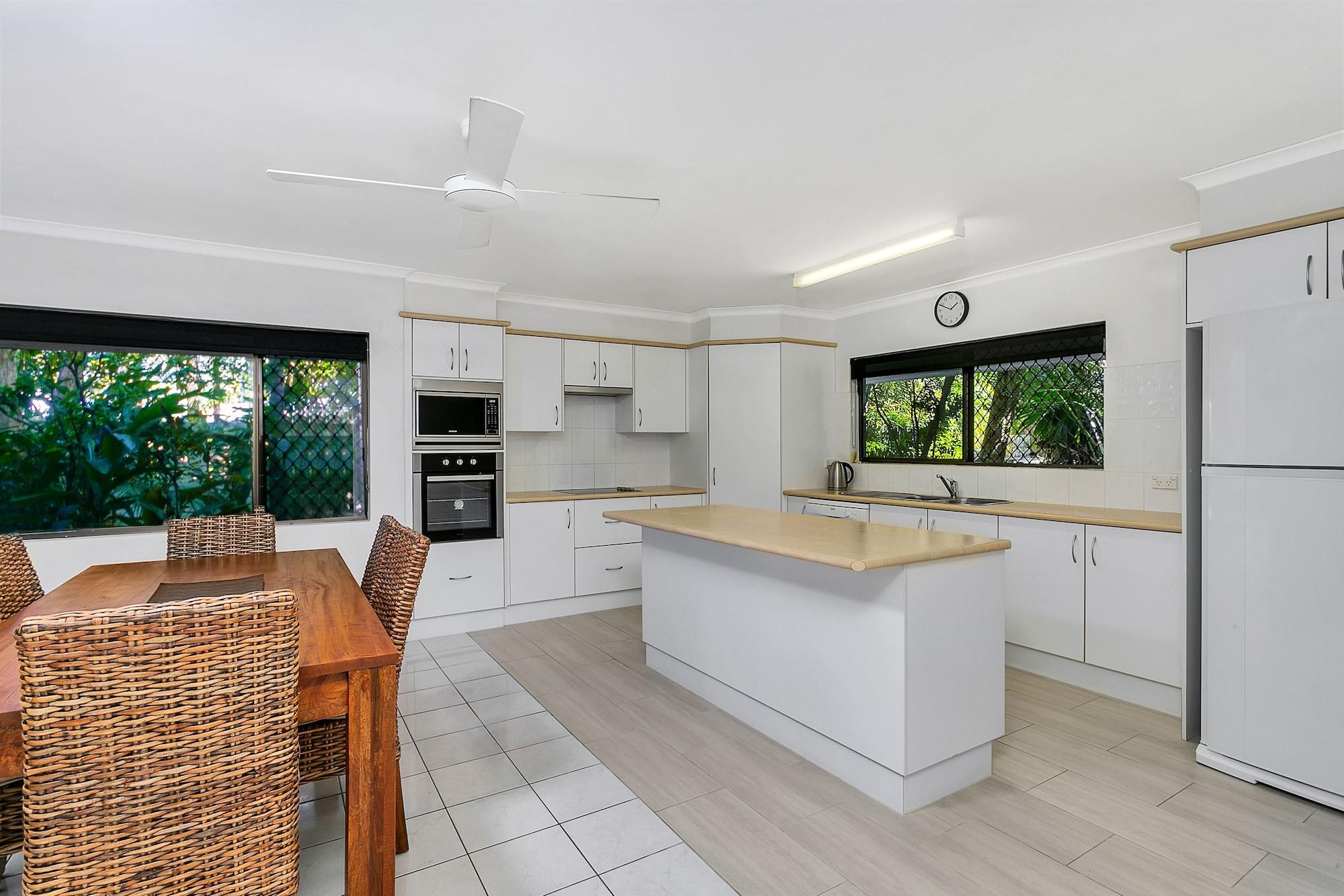 Roydon Beachfront Apartments Trinity Beach Kültér fotó