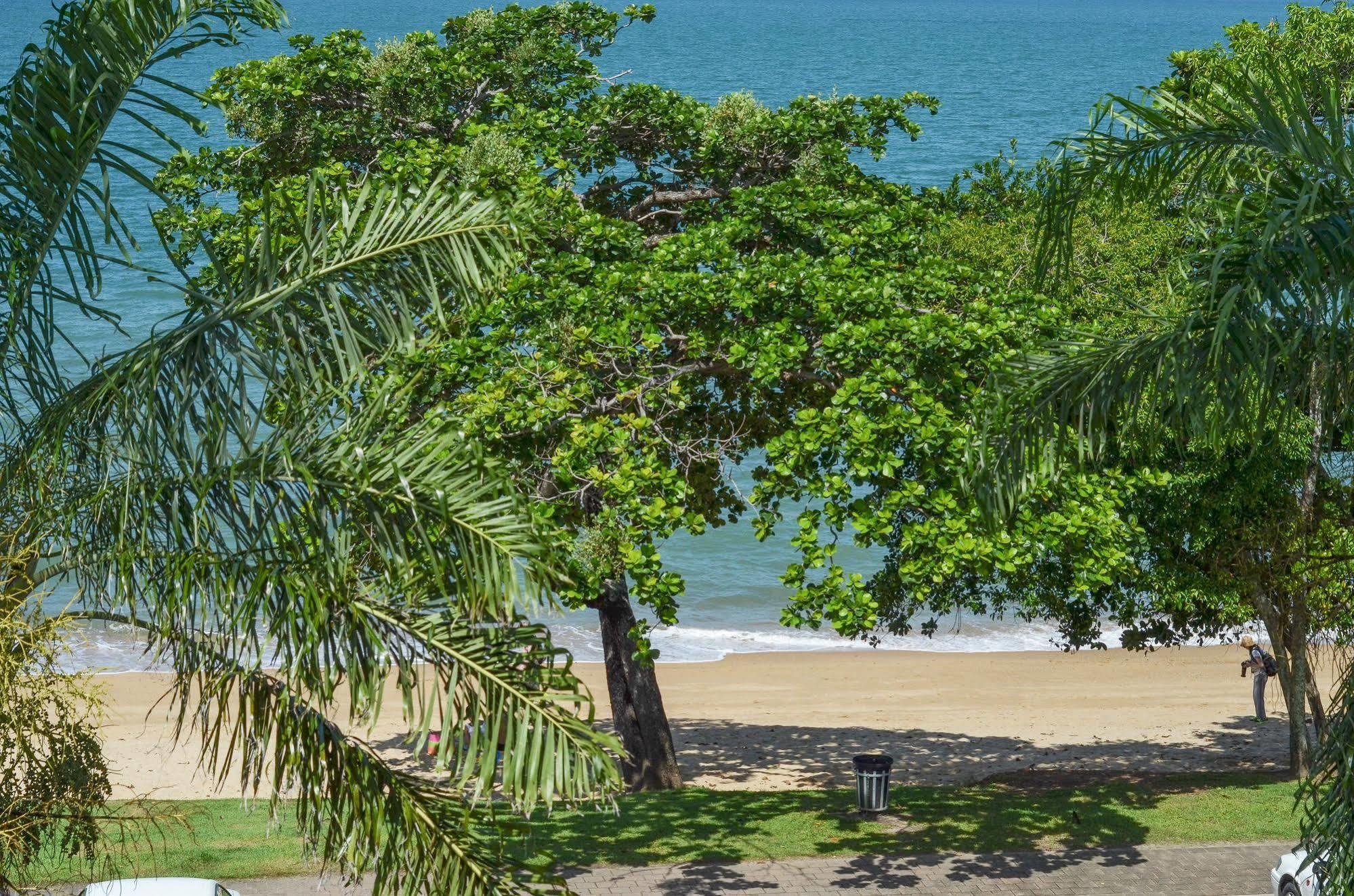 Roydon Beachfront Apartments Trinity Beach Kültér fotó