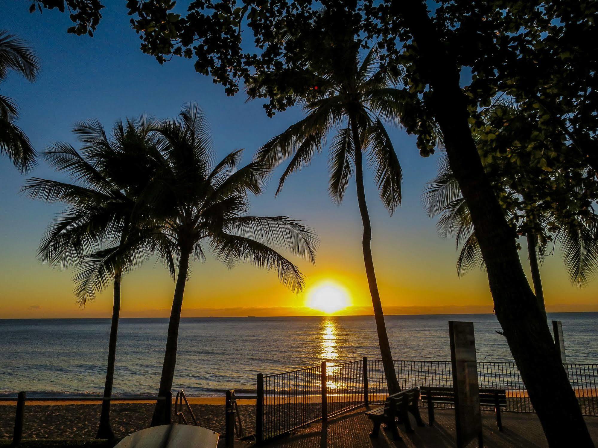 Roydon Beachfront Apartments Trinity Beach Kültér fotó