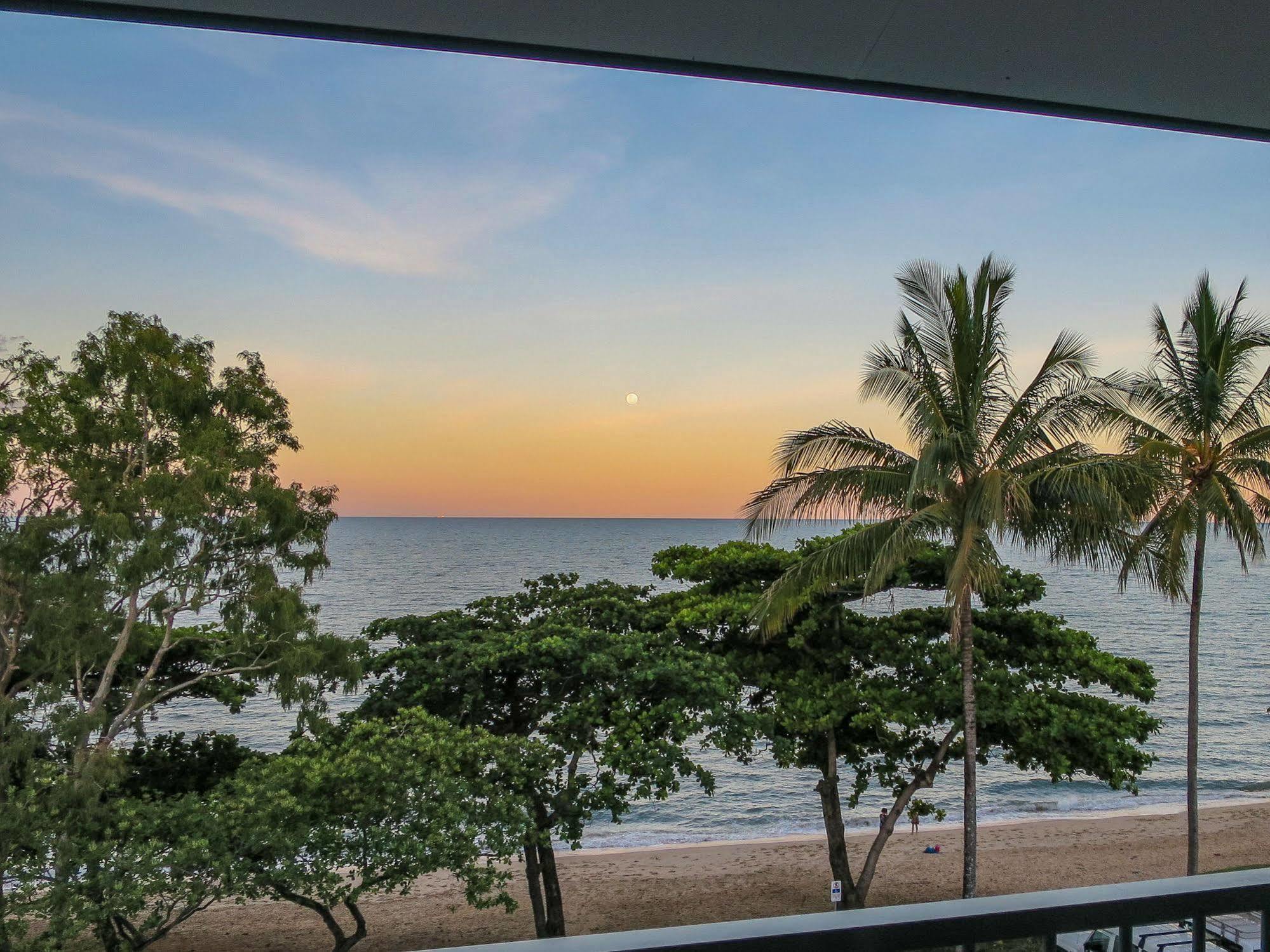 Roydon Beachfront Apartments Trinity Beach Kültér fotó