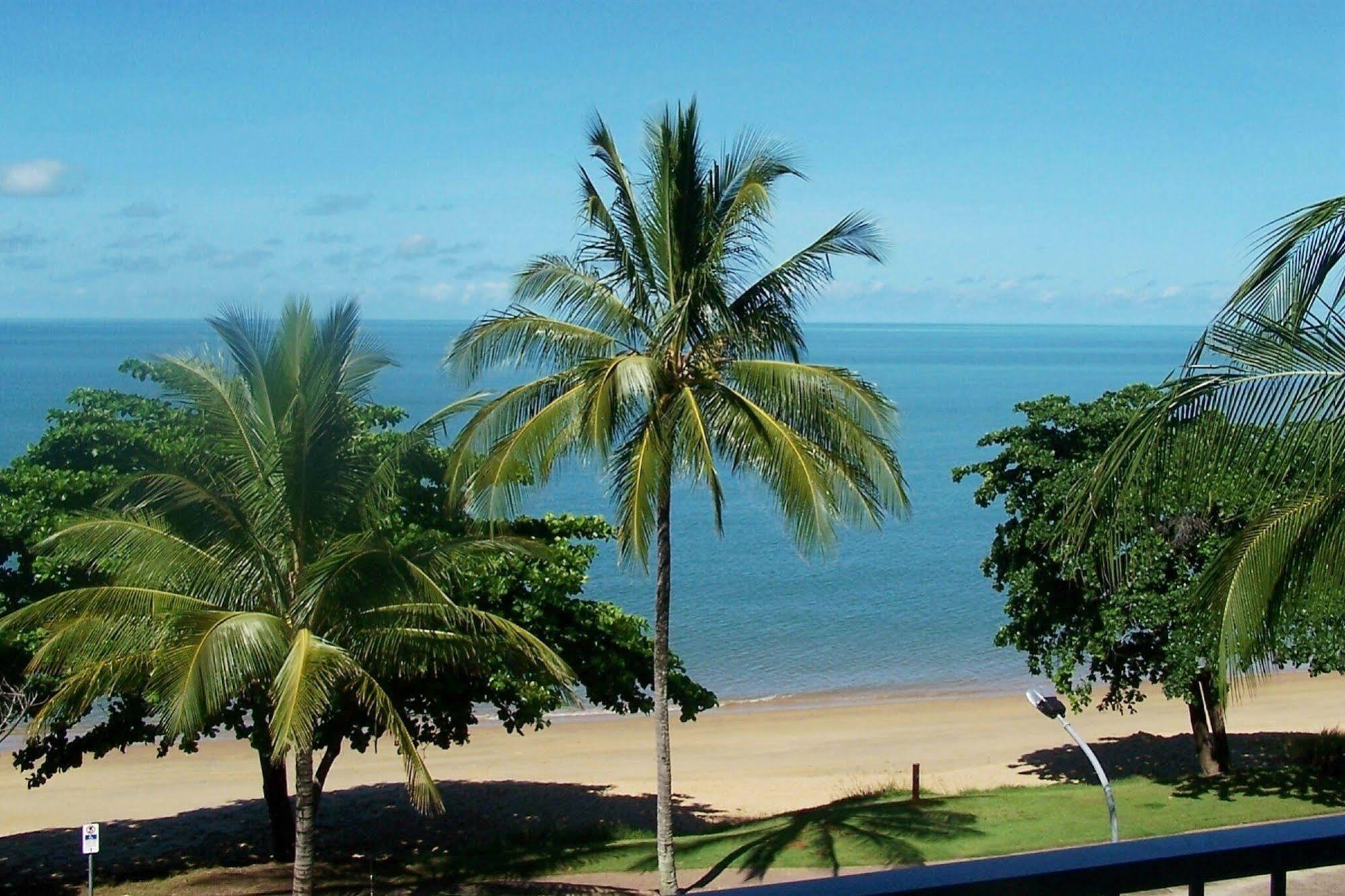 Roydon Beachfront Apartments Trinity Beach Kültér fotó