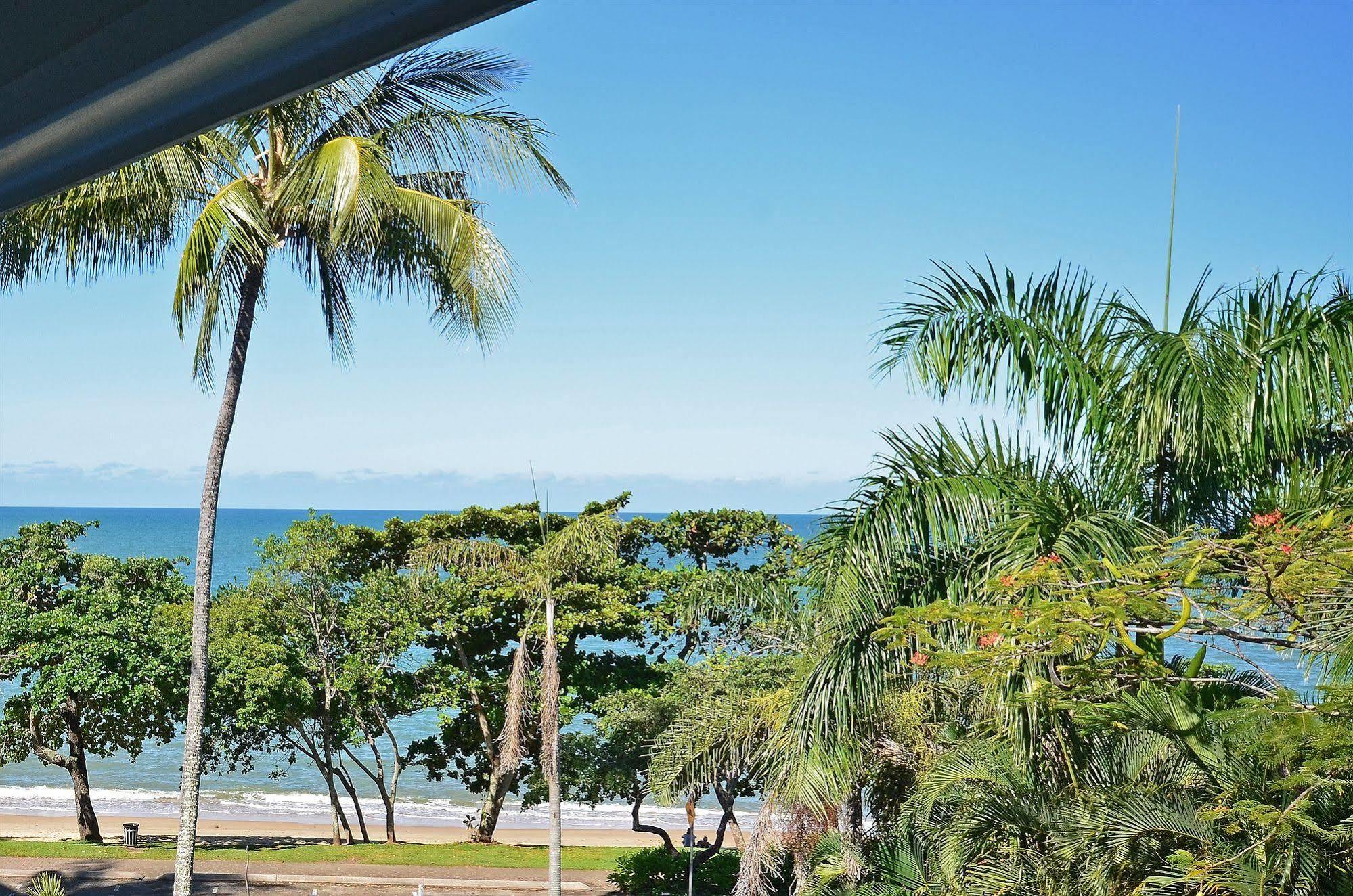 Roydon Beachfront Apartments Trinity Beach Kültér fotó