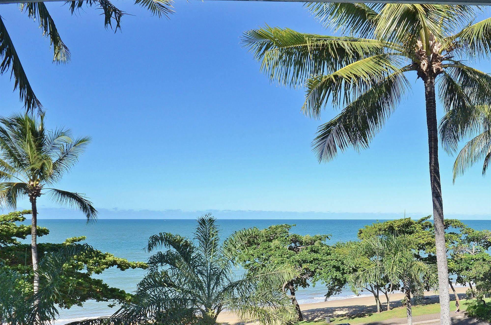 Roydon Beachfront Apartments Trinity Beach Kültér fotó